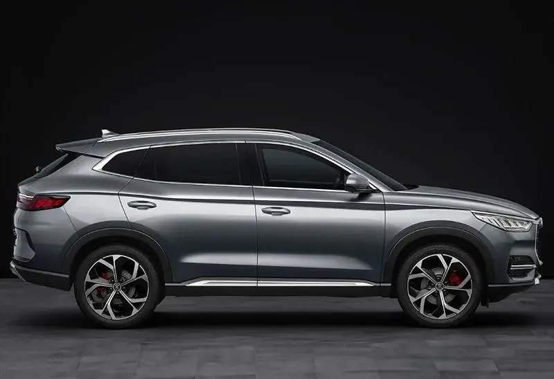 比亚迪宋PLUS侧面