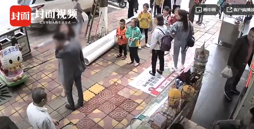 520当天男子被女友当街狂扇52个耳光 警方：俩人闹矛盾