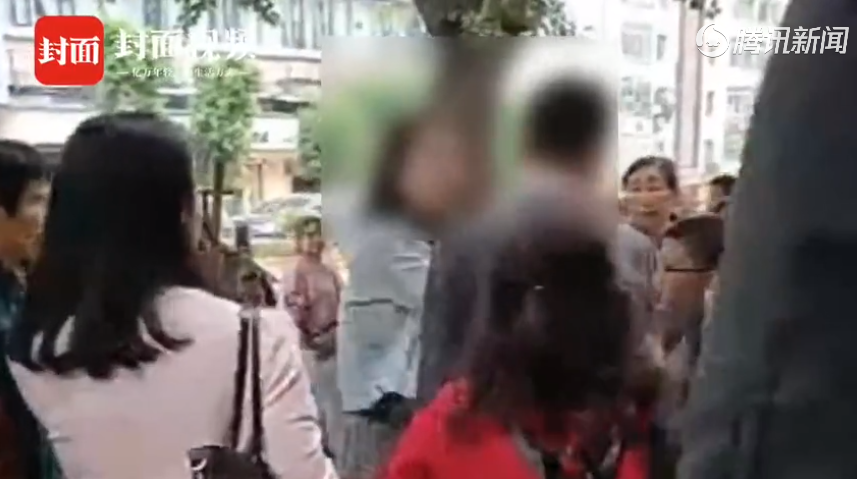 520当天男子被女友当街狂扇52个耳光 警方：俩人闹矛盾